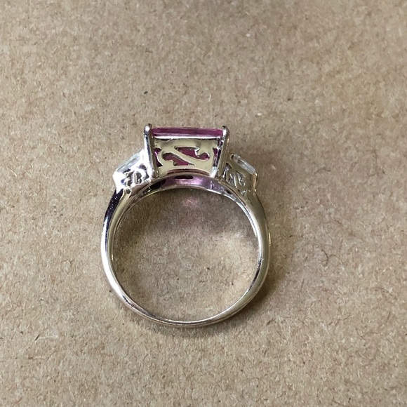 Unusual Pink Solitaire - Picture 5 of 8